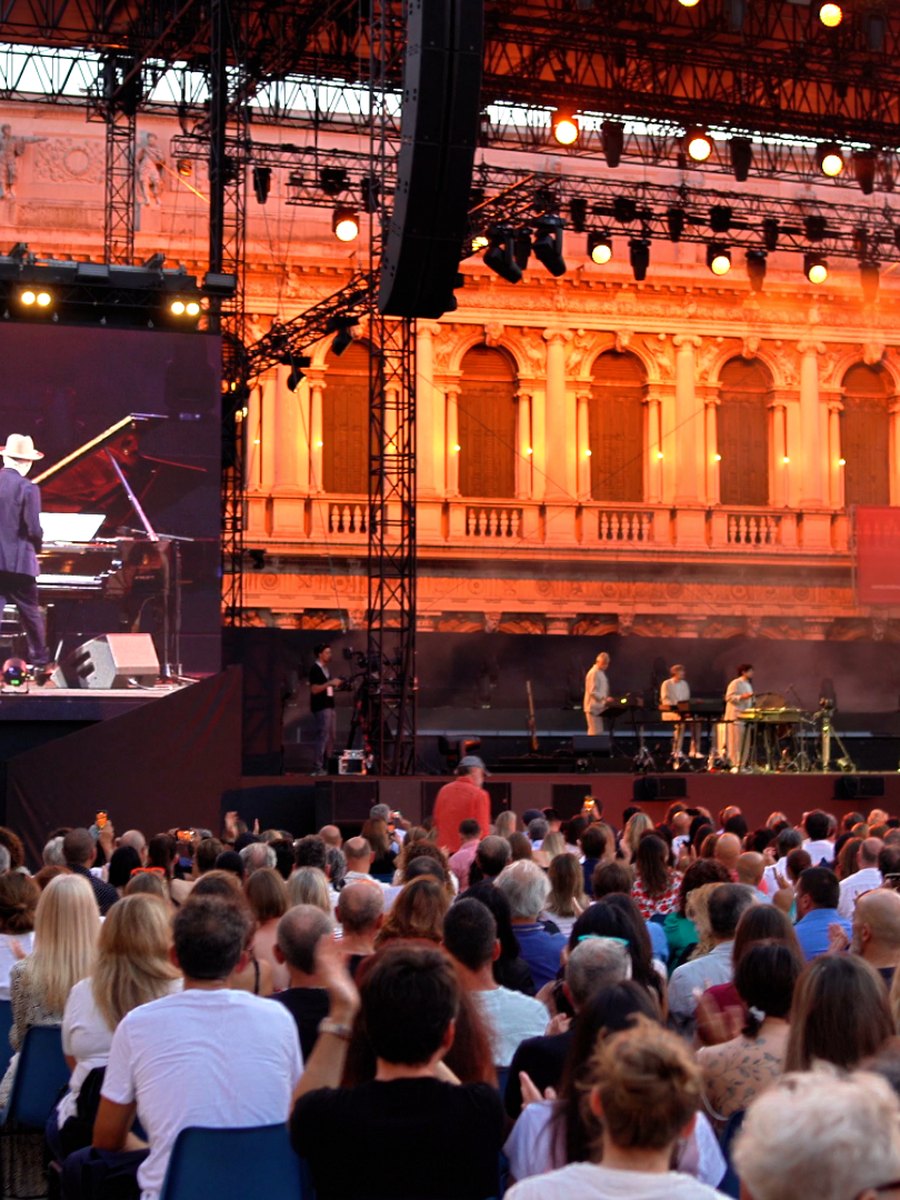 Il montaggio del palco in Piazza San Marco