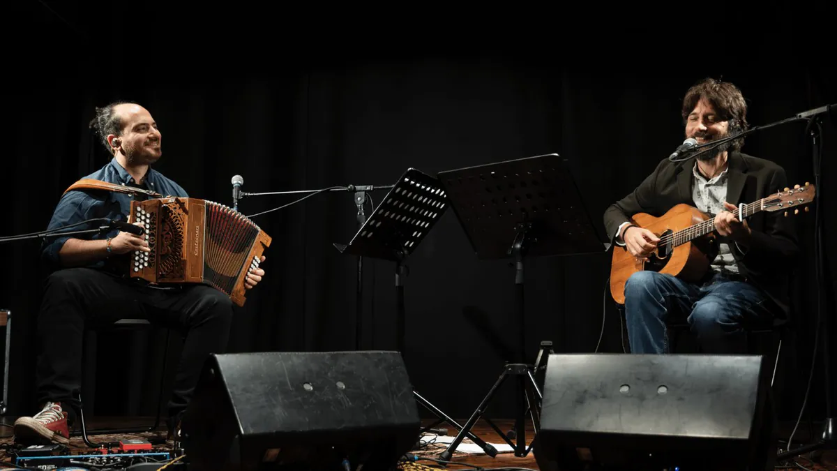 Gnut alla chitarra e Alessandro D’Alessandro all’organetto in concerto